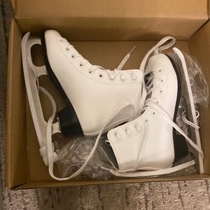 Brand new. With box. Never worn. Size 2 ice skates. Cascade